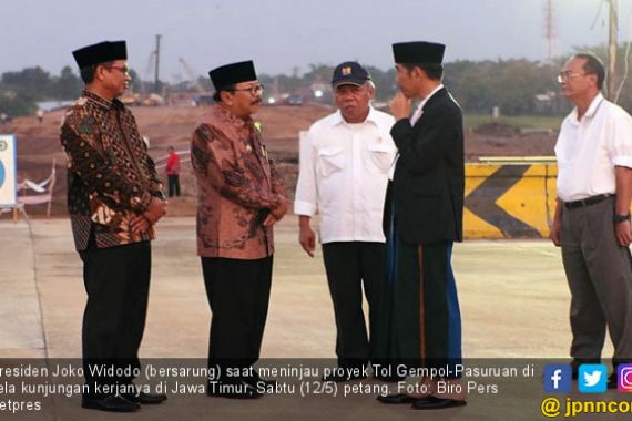 Bersarung, Jokowi Tinjau Tol Gempas - JPNN.COM