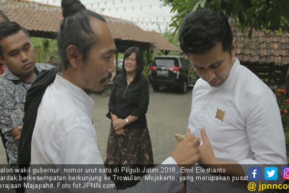 Lencana Nawa Sanga Majapahit Buat Emil Dardak - JPNN.COM