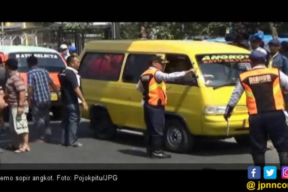 Penumpang Dipaksa Turun di Angkot - JPNN.COM