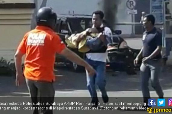 Heroik! Kasatreskoba Surabaya Membopong Anak Terduga Teroris - JPNN.COM