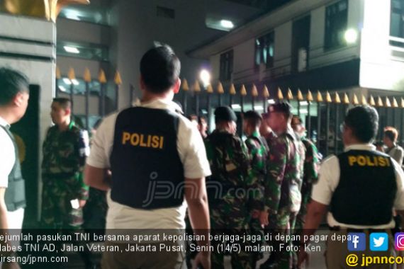 Satu Keluarga Boncengan Bawa Tas Tabrak Pagar Mabes TNI AD - JPNN.COM