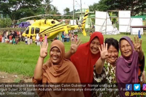 Salam 4 Jari dengan Latar Heli Calon PDIP - JPNN.COM