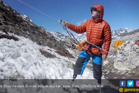 Kehilangan Dua Kaki, Xia Boyu Berhasil Taklukkan Everest - JPNN.COM