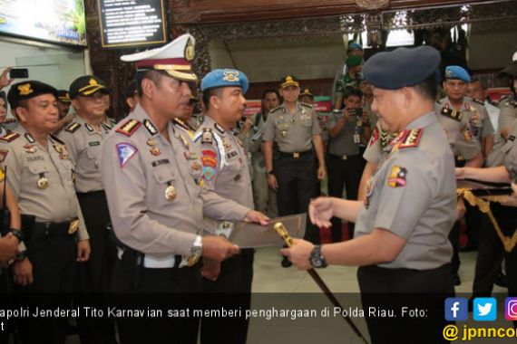 Kapolri Berikan Kenaikan Pangkat untuk Polisi Riau - JPNN.COM