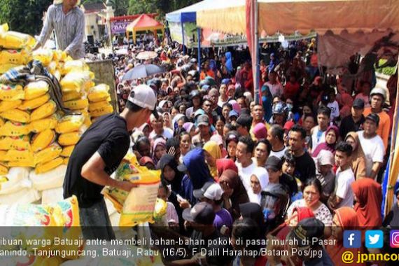 Ratusan Warga Berdesak-desakan Datangi Pasar Murah - JPNN.COM
