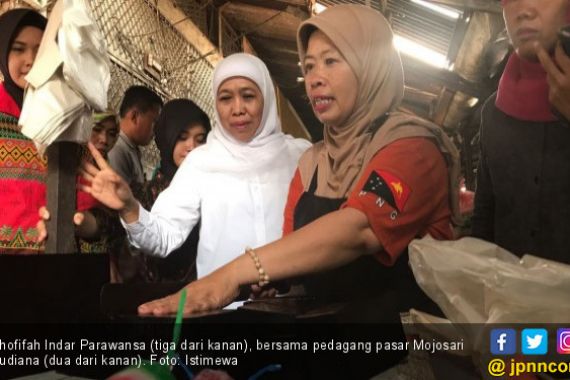 Khofifah Blusukan ke Pasar, Dikerumuni Ibu-ibu - JPNN.COM