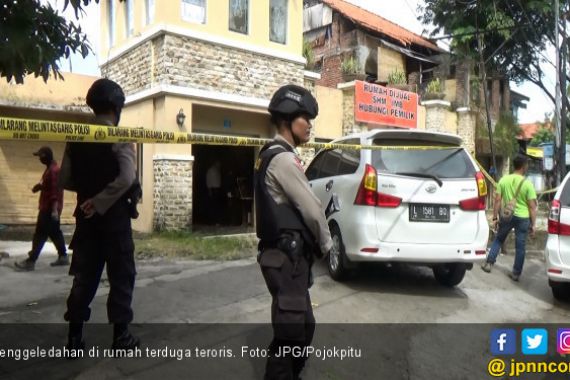 Polisi Geledah Rumah Mewah Terduga Teroris   - JPNN.COM