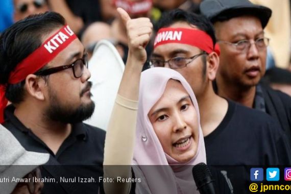 Najib Dipermalukan Polisi, Putri Anwar Ibrahim Membela - JPNN.COM