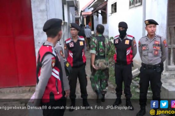 Densus 88 Tangkap 3 Terduga Teroris di Pondok Gede - JPNN.COM