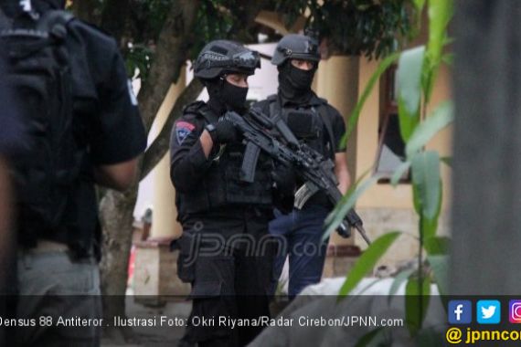 Densus Bekuk 7 Anggota JAD Penembak Polisi di Tol Cipali - JPNN.COM