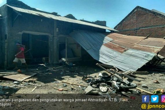 Di Hadapan Polisi, Jemaat Ahmadiyah NTB Dirusak Rumahnya - JPNN.COM