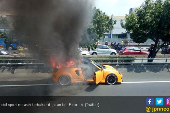 Mobil Sport Mewah Hangus Terbakar di Tol Slipi - JPNN.COM