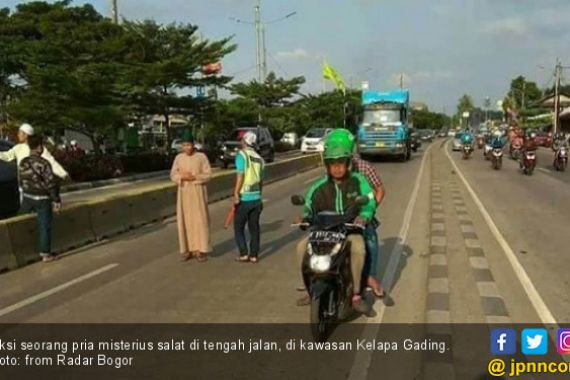 Video Heboh! Pria Misterius Salat di Tengah Jalan - JPNN.COM