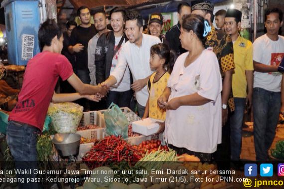 Seru, Emil Dardak Sahur Bareng Pedagang Pasar - JPNN.COM