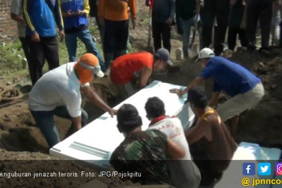 Jenazah Teroris Bom Surabaya Dikubur Dalam Satu Liang - JPNN.COM