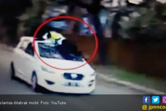 Viral, Polantas Ditabrak Mobil dan Tersangkut di Kap - JPNN.COM