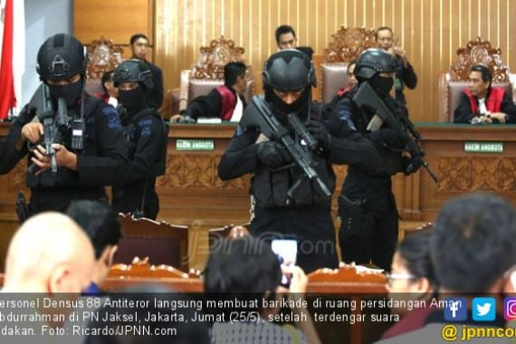 Sidang Aman Abdurrahman: Ada Dentuman, Polisi Kokang Senjata - JPNN.COM