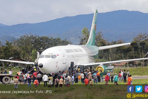 Kecelakaan, Mesin Pesawat Copot di Landasan - JPNN.COM