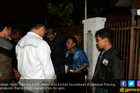 Kebetulan Melintas, Kang Emil Bantu Korban Kecelakaan - JPNN.COM