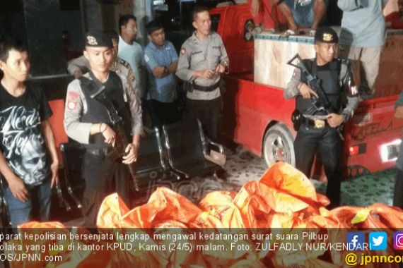 Surat Suara Dijaga Polisi Bersenjata - JPNN.COM