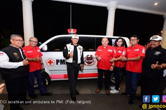 Rayakan HUT ke-28, HDCI Serahkan Ambulans ke PMI - JPNN.COM