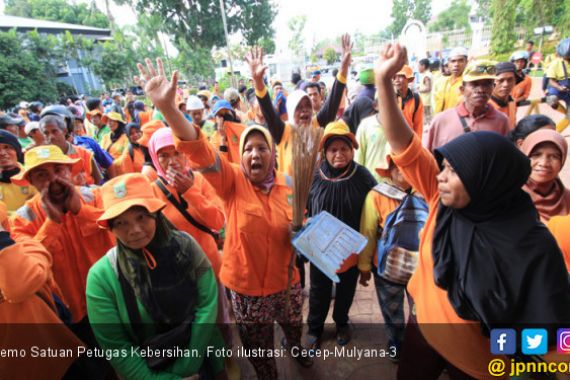 Demo Tuntut THR, Satgas Persampahan Geruduk Pemko Batam - JPNN.COM