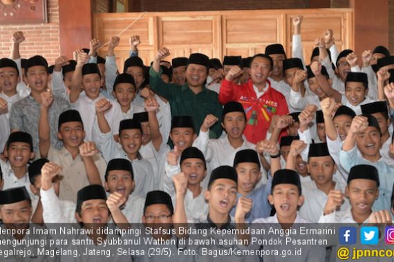 Menpora Membagikan Bola ke Para Santri Syubbanul Wathon - JPNN.COM