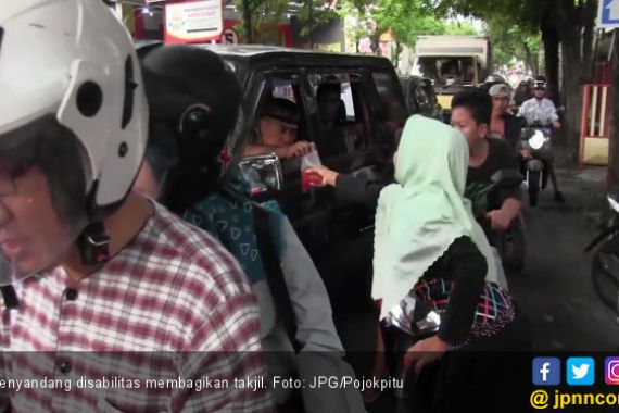 Penyandang Disabilitas Bagi Takjil Buatan Sendiri - JPNN.COM