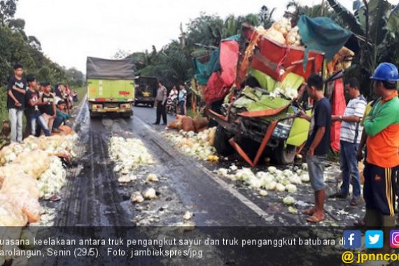 Mobil Pengakut Sayur vs Truk Batubara, Sopir Tewas Terjepit - JPNN.COM