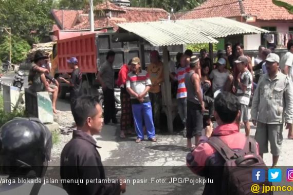 Warga Blokade Jalan Menuju Tambang Pasir Semeru - JPNN.COM