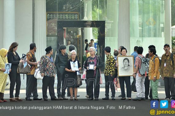 Keluarga Korban Pelanggaran HAM Memasuki Istana - JPNN.COM