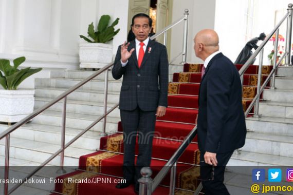 Ssttt..Jokowi Kumpulkan Pimpinan Lembaga Survei di Istana - JPNN.COM