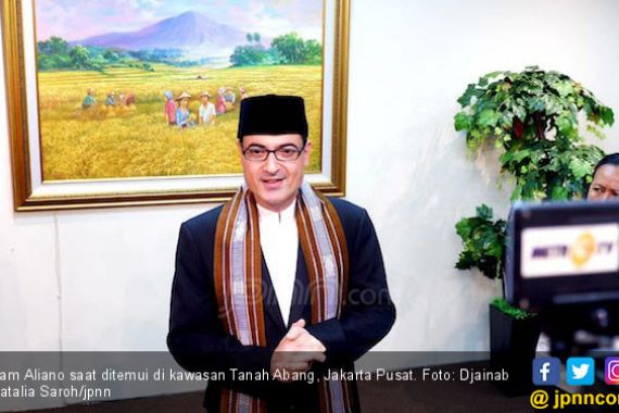 Mobil Gambar Jokowi Hantam Pohon Viral, Ini Kata Sam Aliano - JPNN.COM