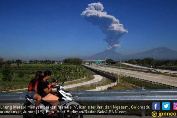 Awan Melintang di Atas Gunung Merapi, Harap Tenang - JPNN.COM