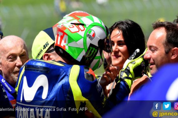 Mmuah..Si Seksi Dicium Rossi Usai Kualifikasi MotoGP Italia - JPNN.COM