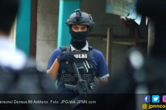 Densus Bekuk Dua Terduga Teroris di Dekat Stadion GBLA - JPNN.COM