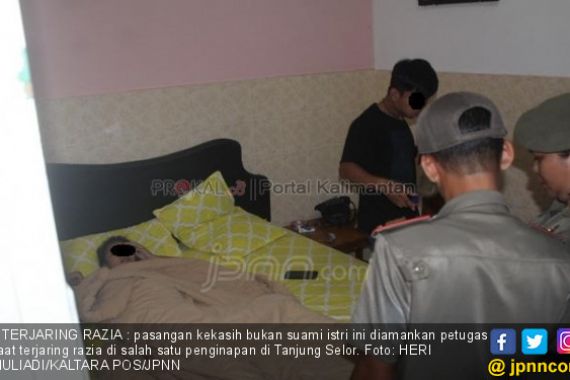 Pasangan Mesum Kena Razia, Si Cewek Tanpa Busana, Ada Kondom - JPNN.COM