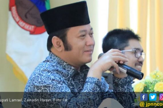 Terjaring OTT, Bupati Lampung Selatan Tersenyum Tiba di KPK - JPNN.COM