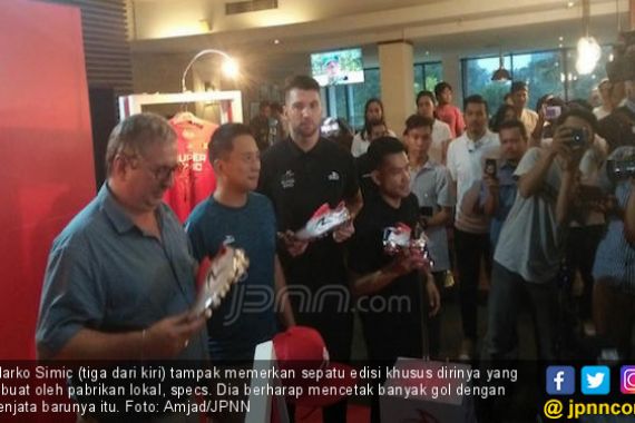 Dibuatkan Sepatu Khusus, Simic: Semoga Bisa Cetak Gol Banyak - JPNN.COM