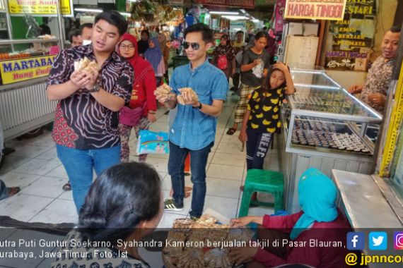 Ngabuburit, Anak Mbak Puti Jualan Takjil di Pasar - JPNN.COM