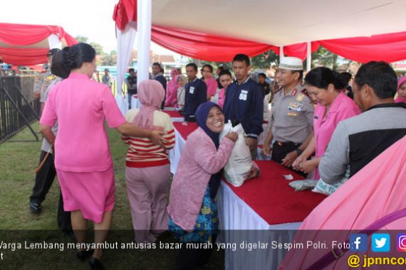 Warga Lembang Serbu Bazar Murah Sespim Polri - JPNN.COM