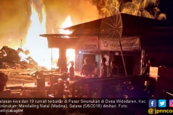 Kebakaran Hebat di Madina, Belasan Kios dan 19 Rumah Hangus - JPNN.COM