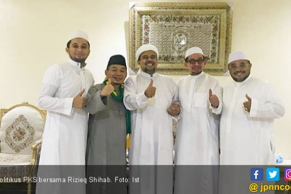 Tak Pulang ke Indonesia, Ternyata Habib Rizieq Nikahkan Putrinya di Arab Saudi - JPNN.COM