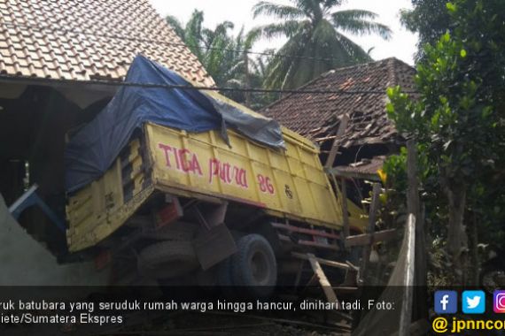 Rumah Warga Ambruk Diseruduk Truk Pengangkut Batubara - JPNN.COM