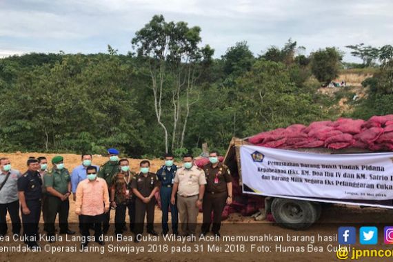 Bea Cukai Aceh Memusnahkan 33 Ton Bawang Merah Ilegal - JPNN.COM