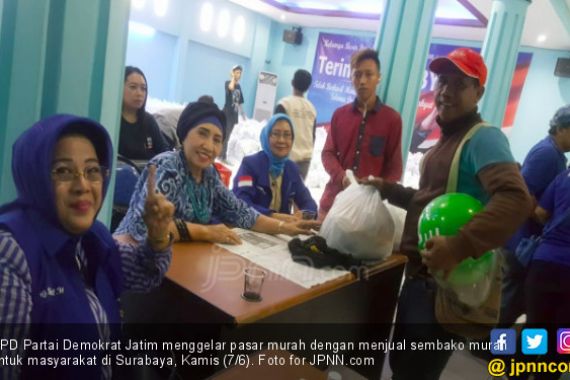  Sembako Murah Demokrat, Driver Ojek Online Antusias Beli - JPNN.COM