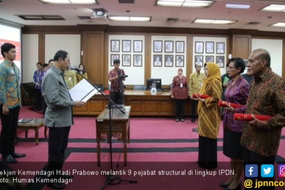 Sekjen Kemendagri Lantik 9 Pejabat IPDN - JPNN.COM