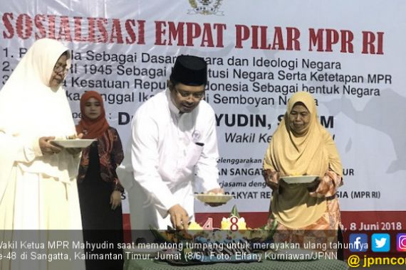 Ultah saat Kunjungan Kerja, Mahyudin Berbagi dengan Santri - JPNN.COM