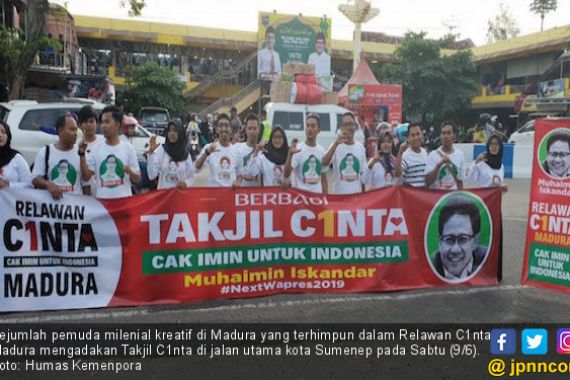 Pemuda Milenial Madura Berbagi Takjil Cinta - JPNN.COM