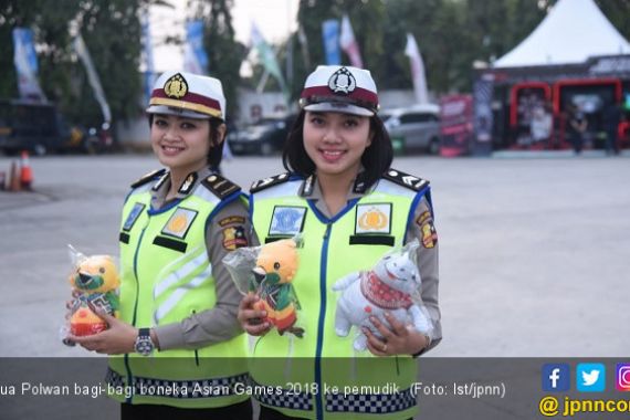 Polwan Cantik Bagi-bagi Boneka Asian Games 2018 ke Pemudik - JPNN.COM